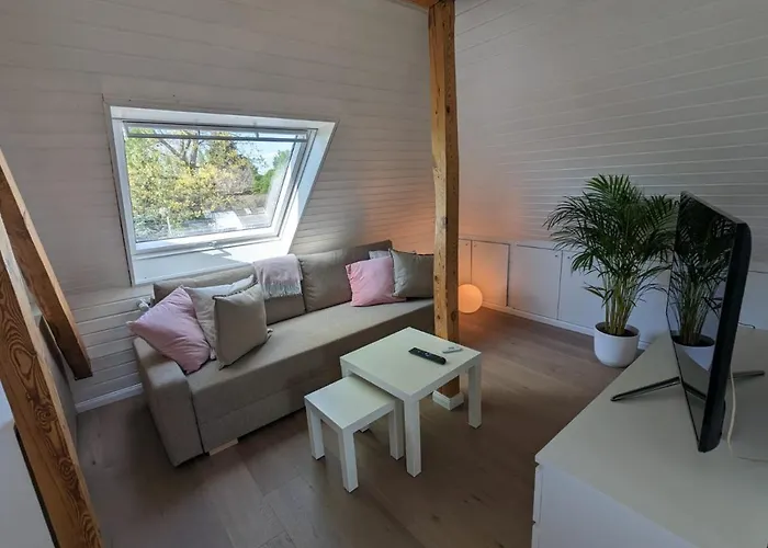 Helles Dachgeschoss-appartement Apartmán